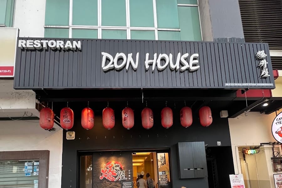 Don House 爆丼屋 shopfront on Jalan Austin Heights 8/1, with its black signboard and a row of red lanterns